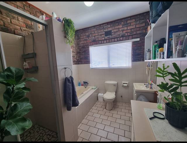 5 BEDROOM HOUSE FOR SALE IN DANA BAY
